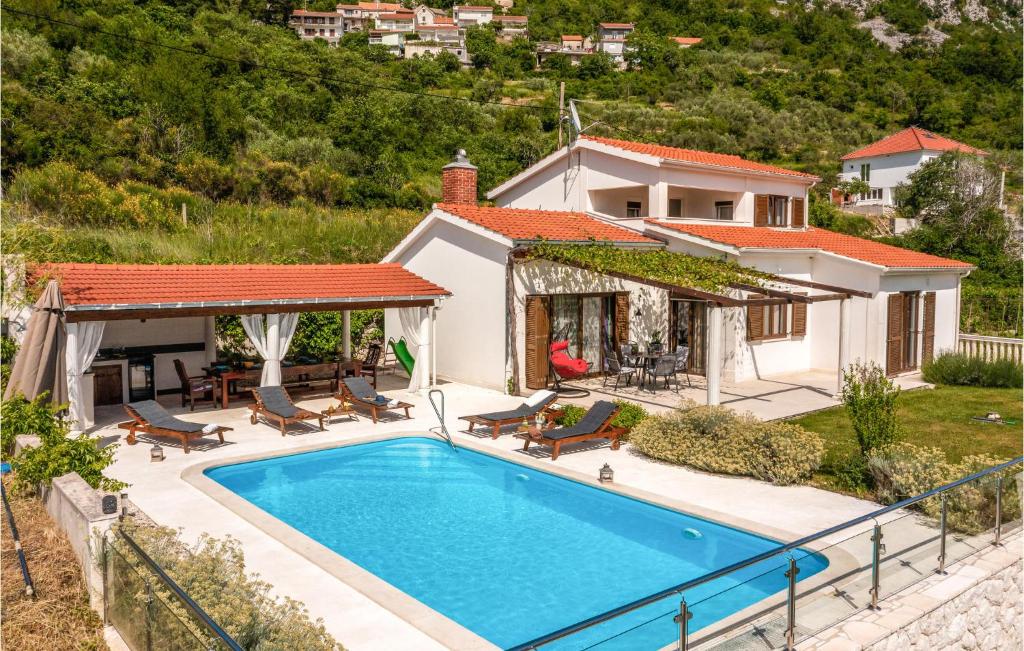Bazén v ubytování Holiday Home Blato Na Cetini 9 nebo v jeho okolí