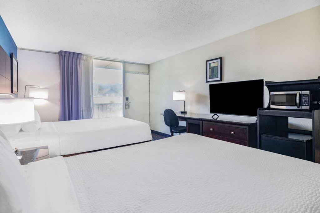 Days Inn and Suites by Wyndham Oxford - Queen Room With Two Queen Beds - Smoking