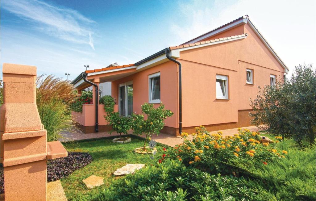 dom z ogrodem przed nim w obiekcie Holiday Home Peroj Lxxiii w mieście Peroj