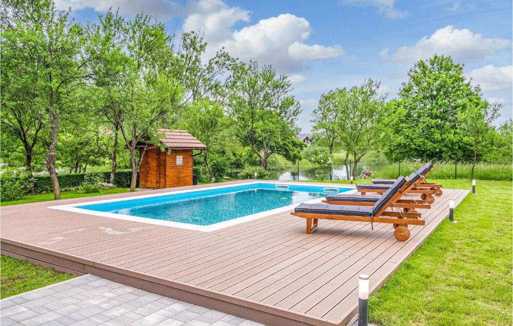 Bazén v ubytovaní 4 Bedroom Amazing Home In Otocac alebo v jeho blízkosti