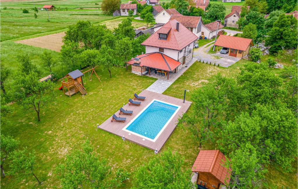 Bazén v ubytovaní 4 Bedroom Amazing Home In Otocac alebo v jeho blízkosti