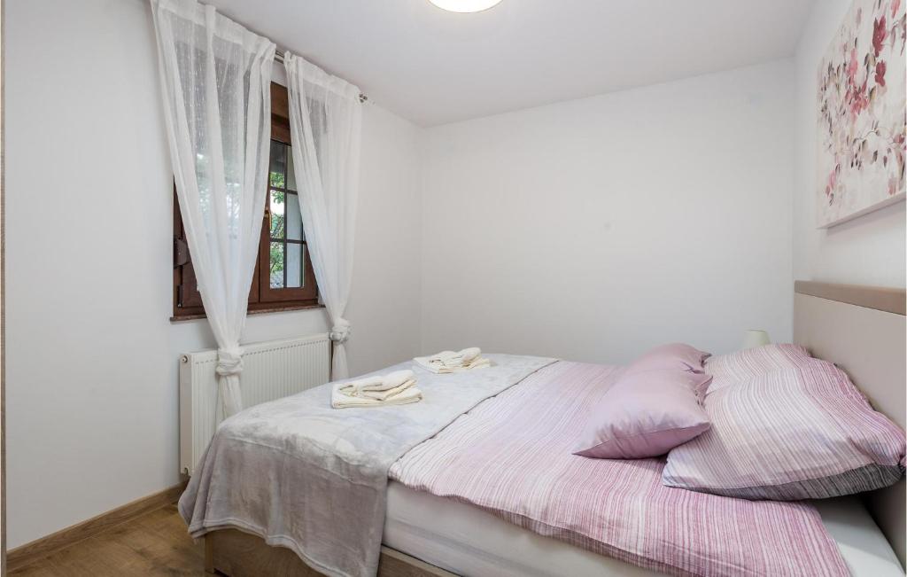 Posteľ alebo postele v izbe v ubytovaní 4 Bedroom Amazing Home In Otocac