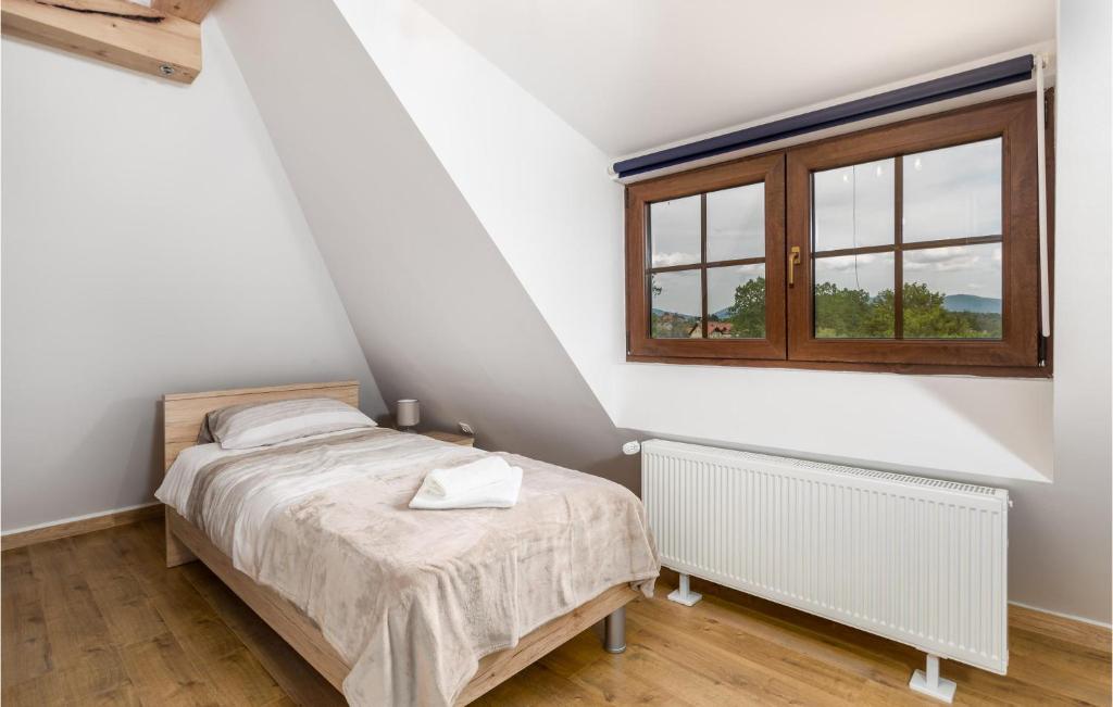Posteľ alebo postele v izbe v ubytovaní 4 Bedroom Amazing Home In Otocac