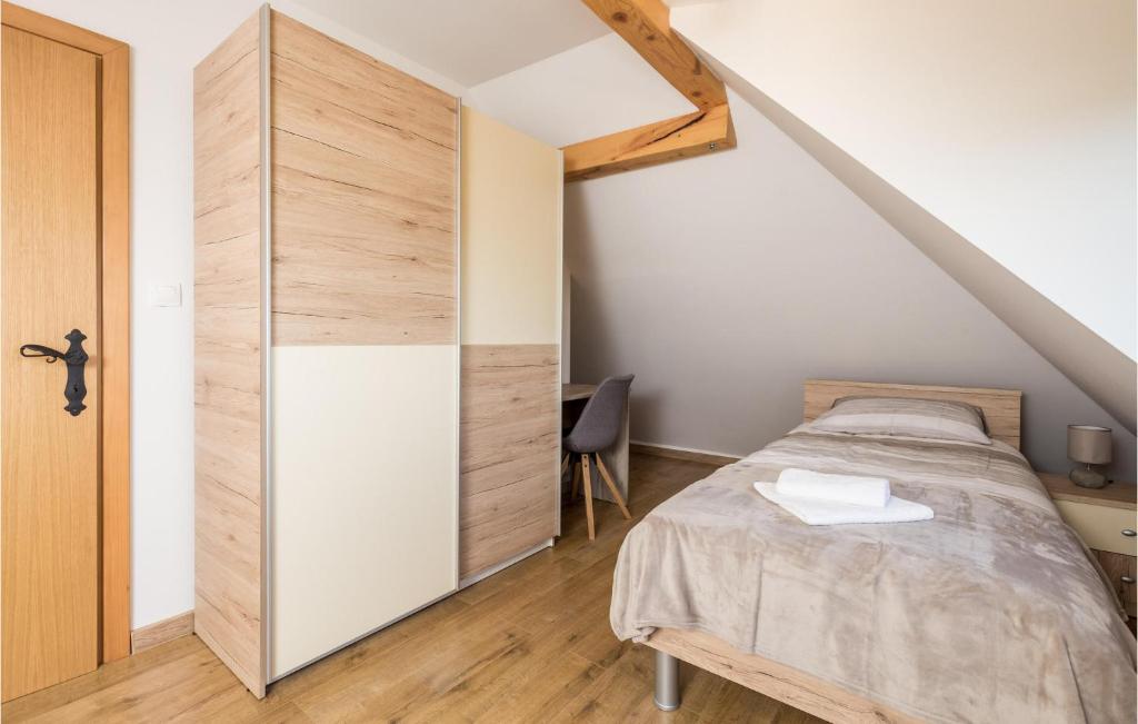 Posteľ alebo postele v izbe v ubytovaní 4 Bedroom Amazing Home In Otocac