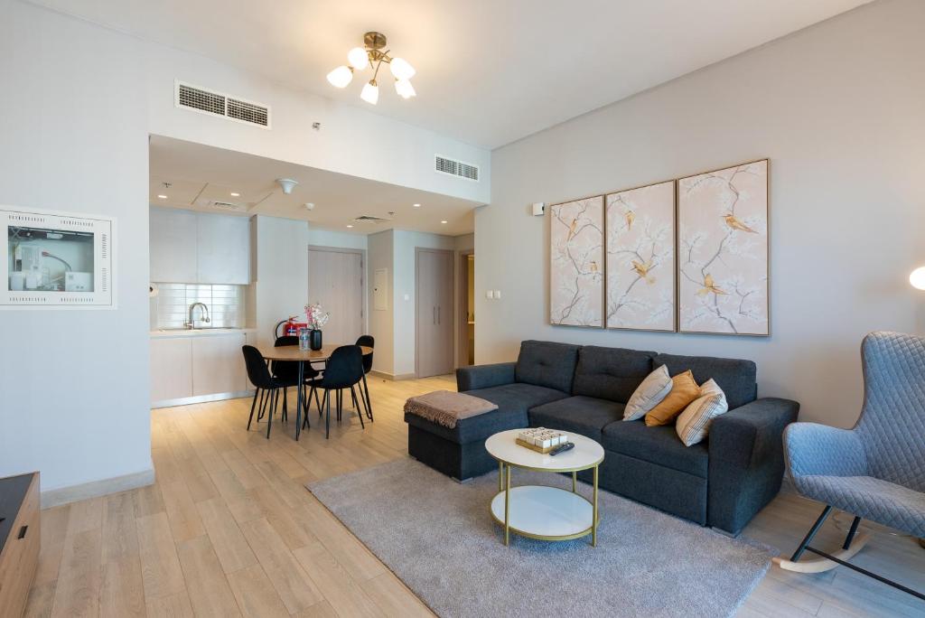 Χώρος καθιστικού στο Yas Winter Dreamstay 1bhk