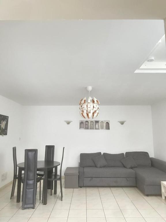 un salon avec un canapé et une table dans l'établissement Tal's Duplax, à Villeurbanne