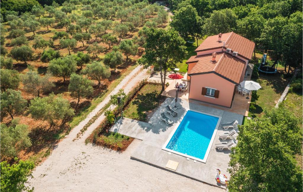 widok z lotu ptaka na dom z basenem w obiekcie Lovely Home In Rovinj w Rovinj