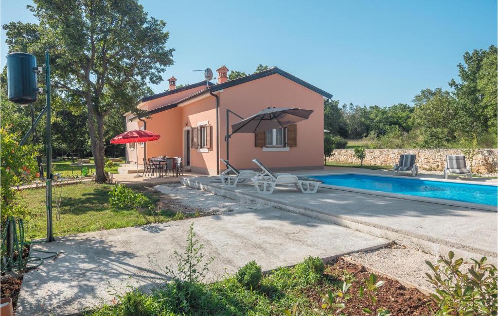 Basen w obiekcie Lovely Home In Rovinj lub w pobliżu