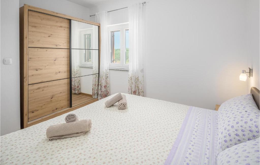 Łóżko lub łóżka w pokoju w obiekcie Lovely Home In Rovinj