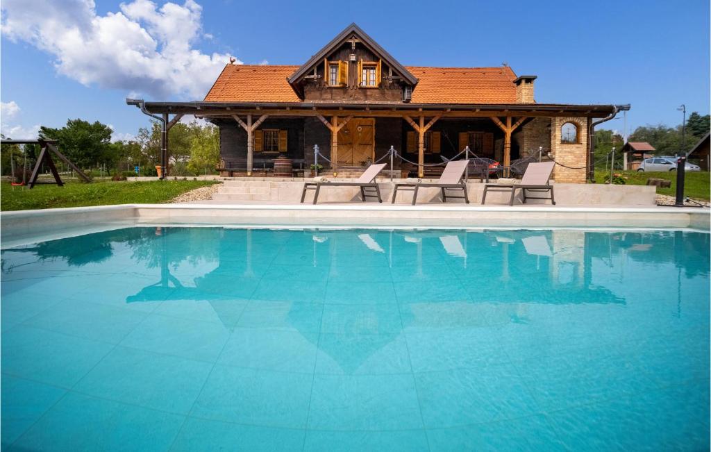 Bazén v ubytovaní Three-Bedroom Holiday Home In Gornji Trpuci alebo v jeho blízkosti