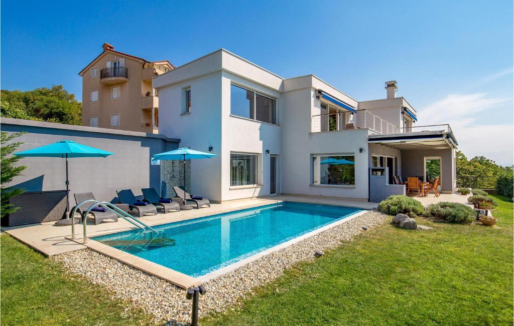 Bazén v ubytovaní Amazing Home In Rijeka alebo v jeho blízkosti