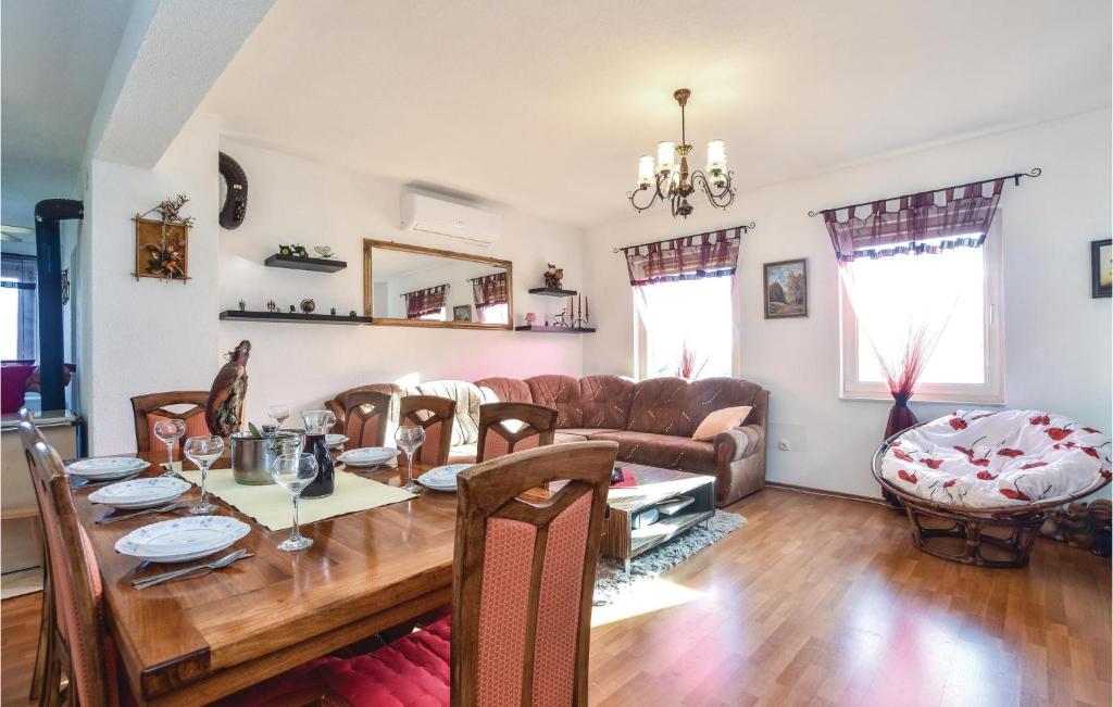 Posezení v ubytování Three-Bedroom Holiday Home In Dicmo