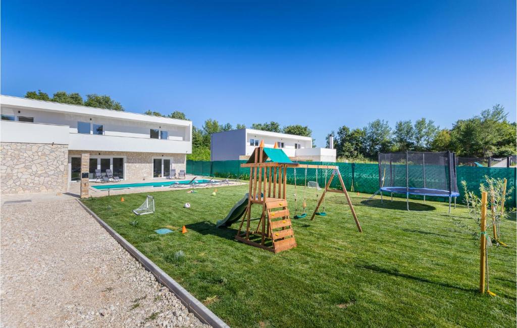Herní místnost nebo prostor pro děti v ubytování 4 Bedroom Beautiful Home In Jursici