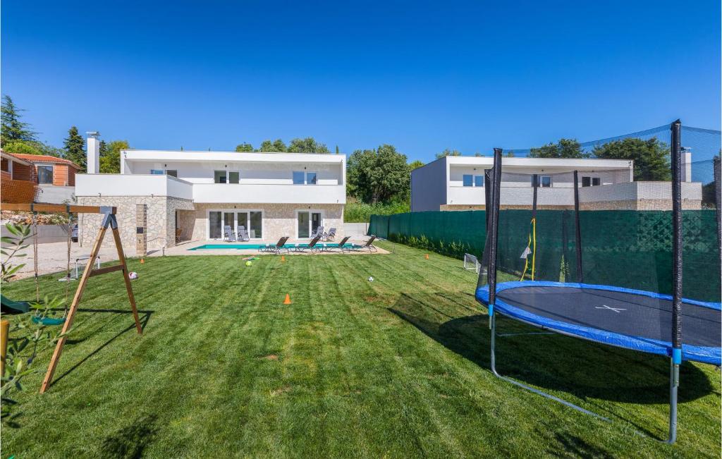 Herní místnost nebo prostor pro děti v ubytování 4 Bedroom Beautiful Home In Jursici