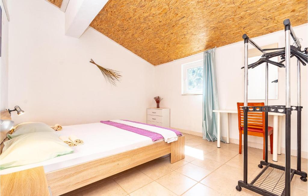 Posteľ alebo postele v izbe v ubytovaní 4 Bedroom Awesome Home In Pupnat