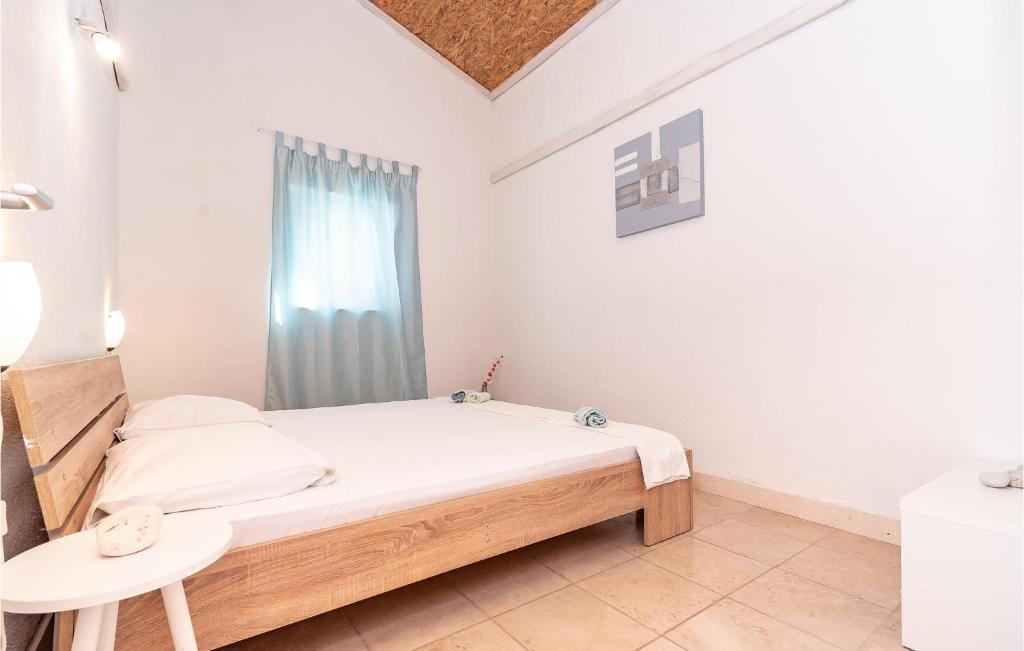 Posteľ alebo postele v izbe v ubytovaní 4 Bedroom Awesome Home In Pupnat