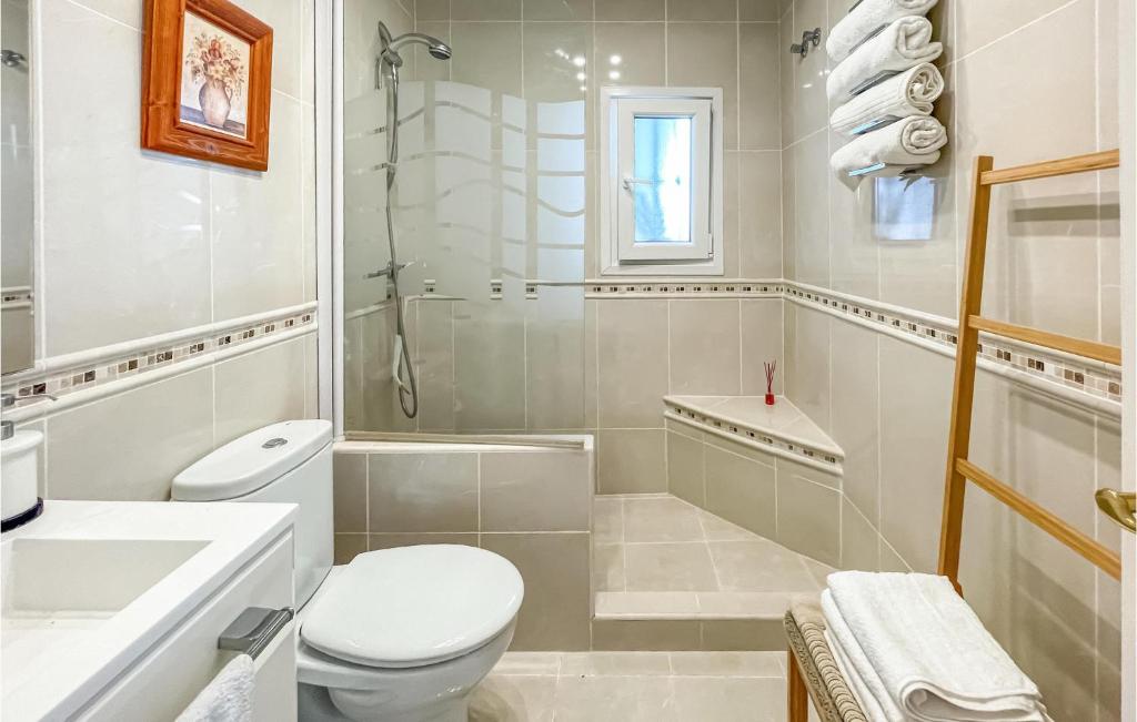 Kúpeľňa v ubytovaní 2 Bedroom Lovely Apartment In Mijas