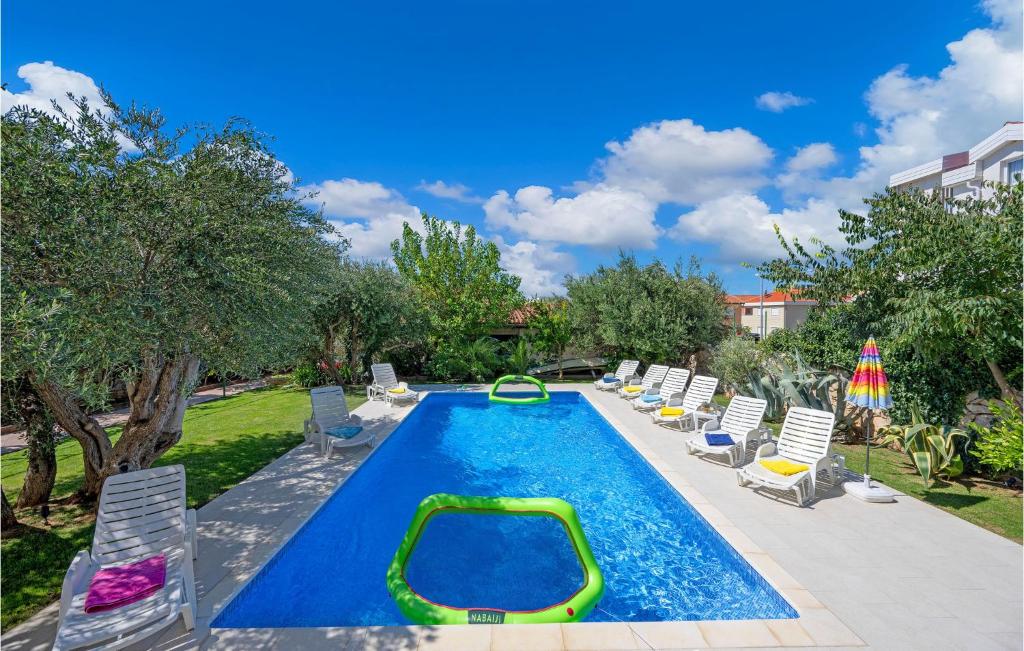 Bazén v ubytování Holiday Home Tribunj-Sovlje Dubravice nebo v jeho okolí