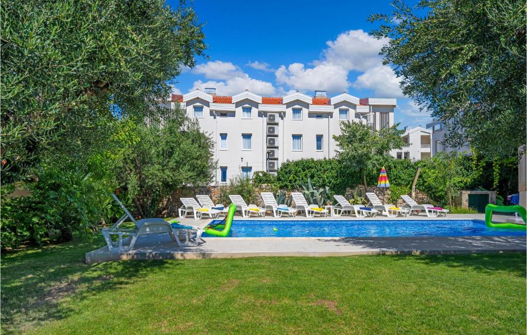 Bazén v ubytování Holiday Home Tribunj-Sovlje Dubravice nebo v jeho okolí