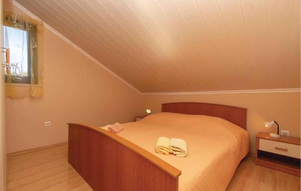 Łóżko lub łóżka w pokoju w obiekcie Two-Bedroom Apartment Karbuni With Sea View 09