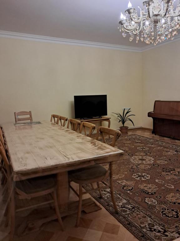 TV a/nebo společenská místnost v ubytování Green Dilijan B&B