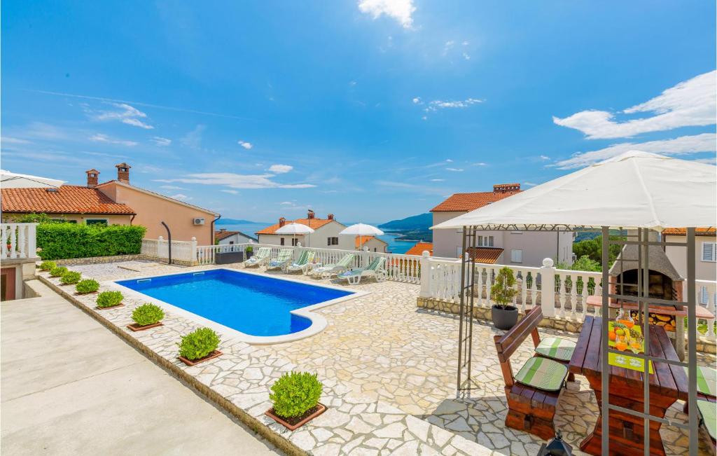 Bazén v ubytovaní Cozy Apartment In Rabac With Wifi alebo v jeho blízkosti
