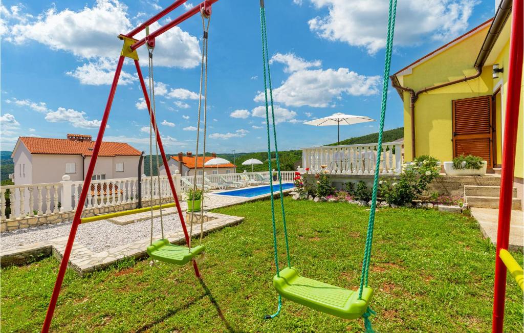 Detský kútik v ubytovaní Cozy Apartment In Rabac With Wifi