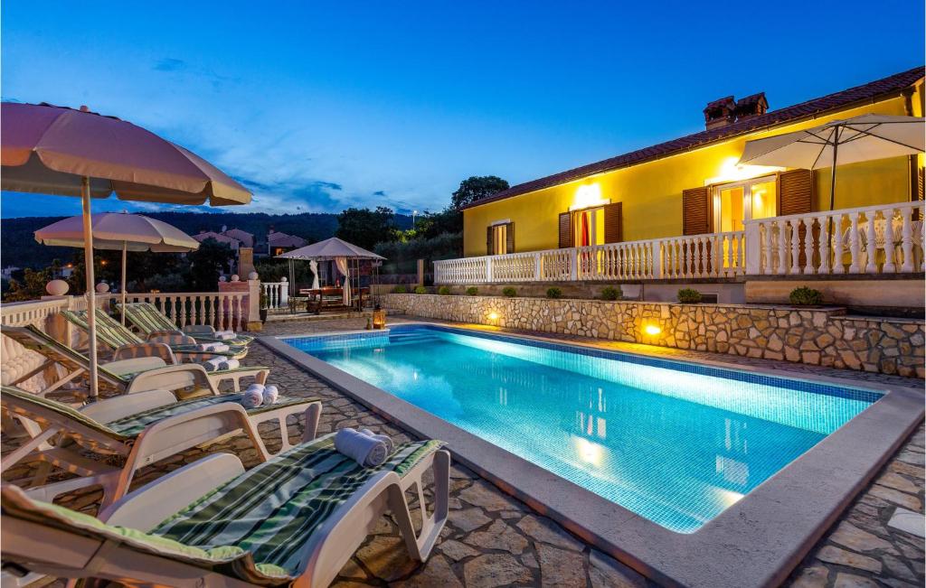 Bazén v ubytovaní Cozy Apartment In Rabac With Wifi alebo v jeho blízkosti