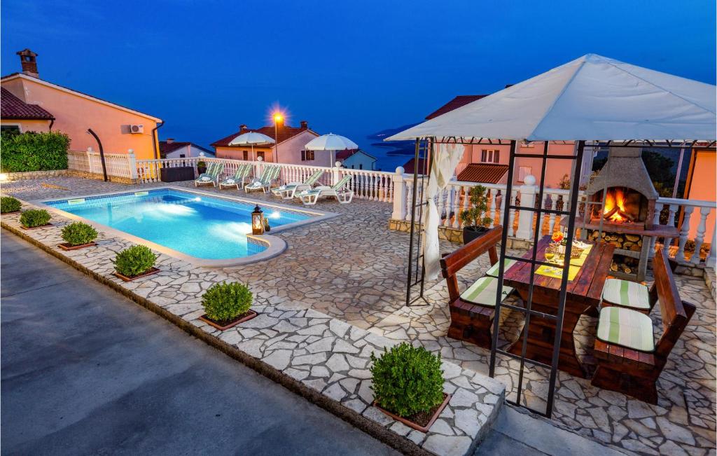 Bazén v ubytovaní Cozy Apartment In Rabac With Wifi alebo v jeho blízkosti
