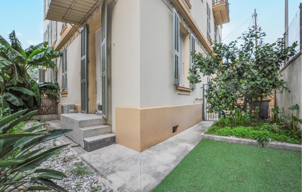 une cour intérieure d'un immeuble avec des escaliers et de la pelouse dans l'établissement 1 Bedroom Amazing Apartment In Nice, à Nice