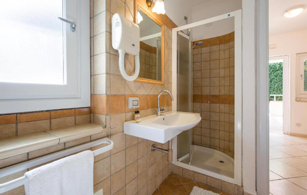 Łazienka w obiekcie Pet Friendly Apartment In Ricadi