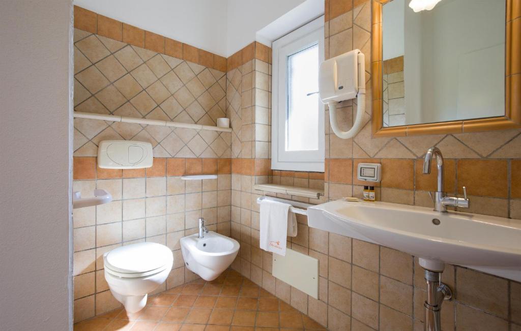 Łazienka w obiekcie Pet Friendly Apartment In Ricadi