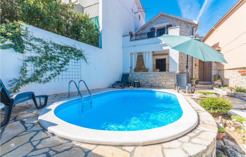 Bazén v ubytovaní Two-Bedroom Holiday Home In Benkovac alebo v jeho blízkosti