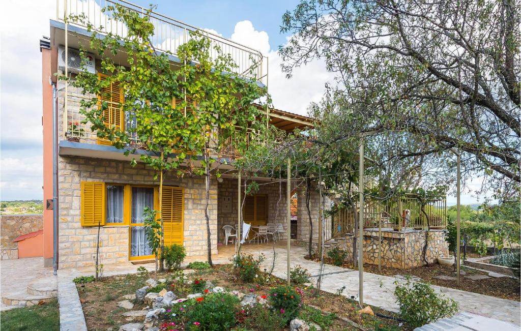Zahrada ubytování 3 Bedroom Stunning Apartment In Skradin