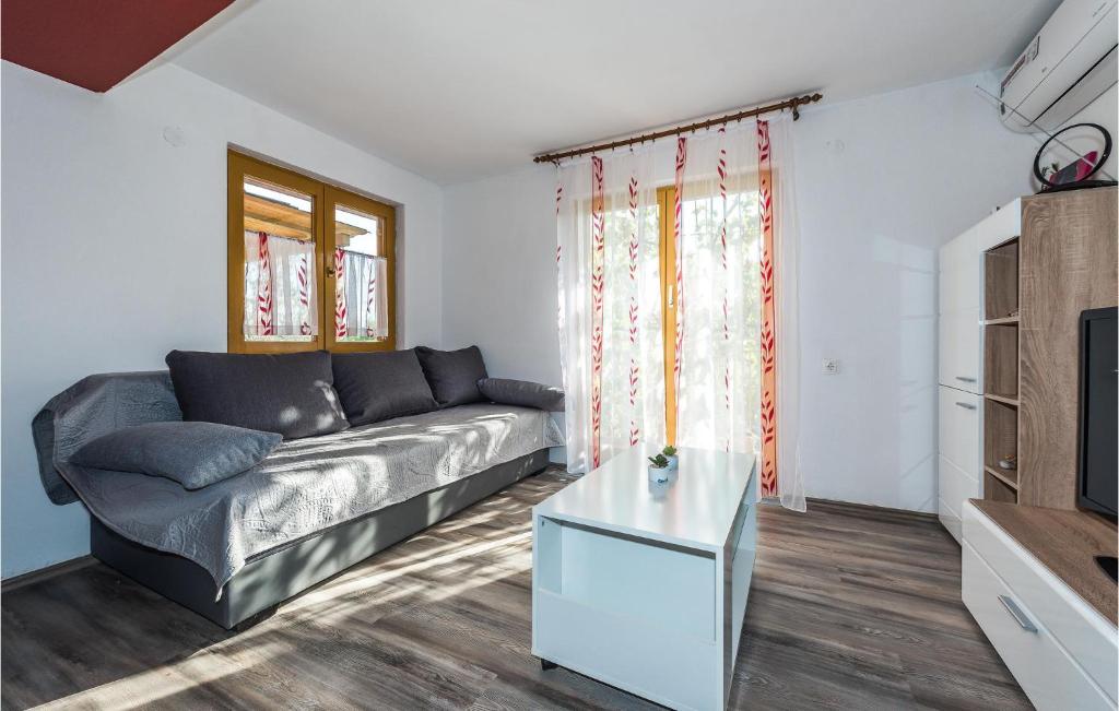 TV a/nebo společenská místnost v ubytování 3 Bedroom Stunning Apartment In Skradin