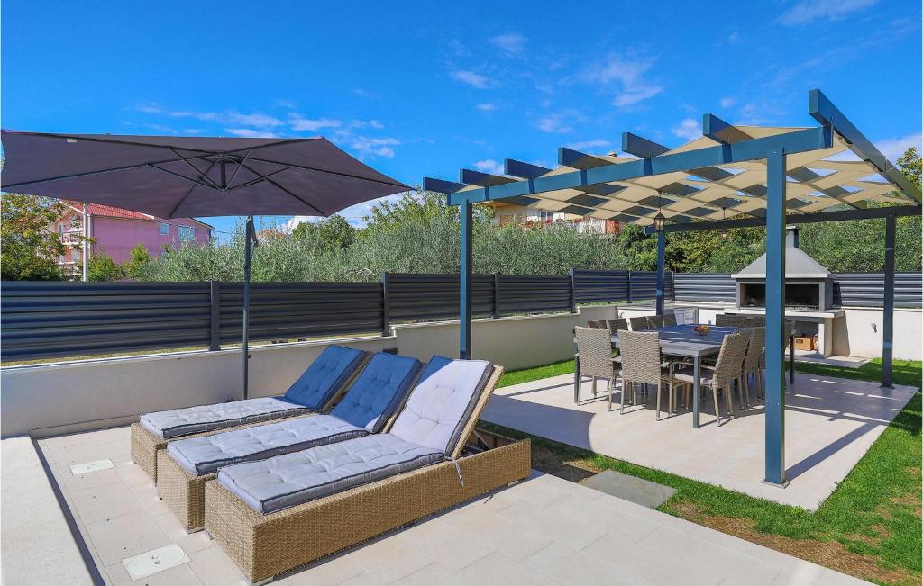 Patio nebo venkovní prostory v ubytování Eight-Bedroom Holiday Home In Kastel Novi