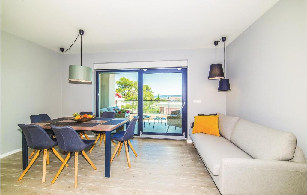 Posezení v ubytování Eight-Bedroom Holiday Home In Kastel Novi