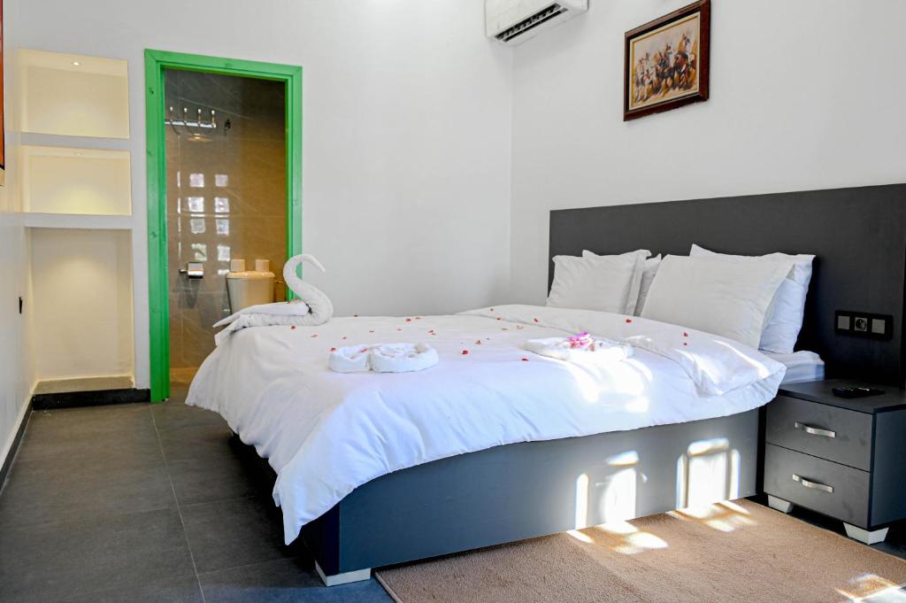 Ein Bett oder Betten in einem Zimmer der Unterkunft Guest House Qodwa