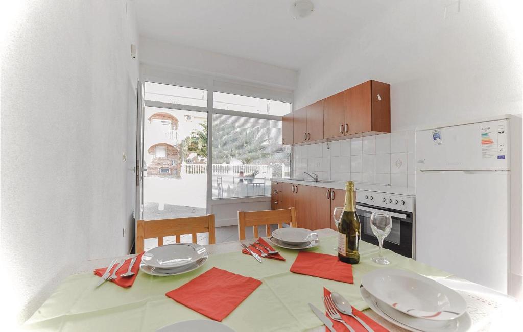 Kuchyň nebo kuchyňský kout v ubytování 1 Bedroom Amazing Apartment In Biograd