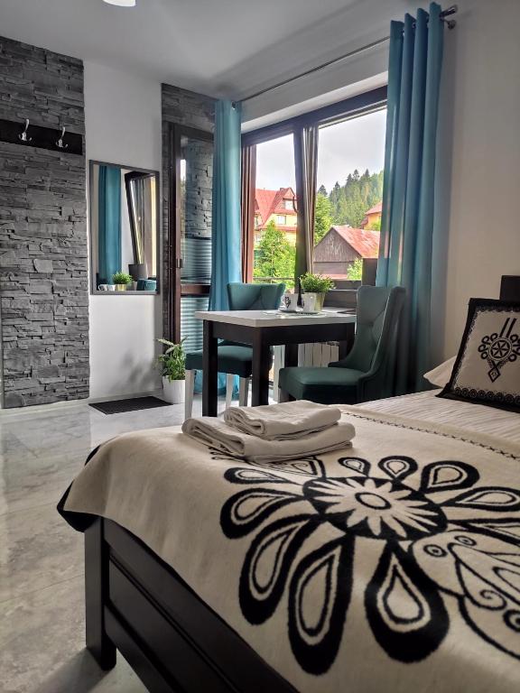 Posteľ alebo postele v izbe v ubytovaní Pokoje i apartamenty u Sabiny - DOSTĘP DO JACUZZI TYLKO W WYBRANYCH OPCJACH sprawdź poniżej szczegóły rezerwacji