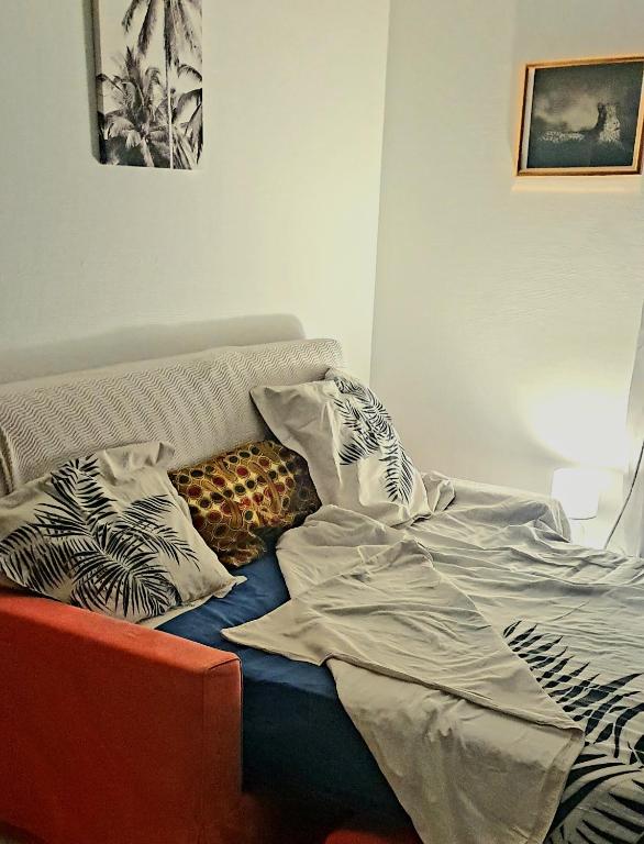 - un lit avec draps dans une chambre dans l'établissement Studio cosy 33, à Bassens