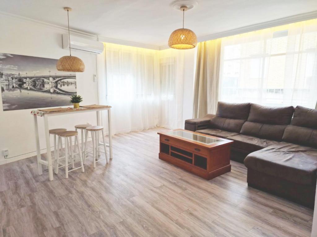 una sala de estar con un sofá y una mesa en Evangelista59, en Sevilla
