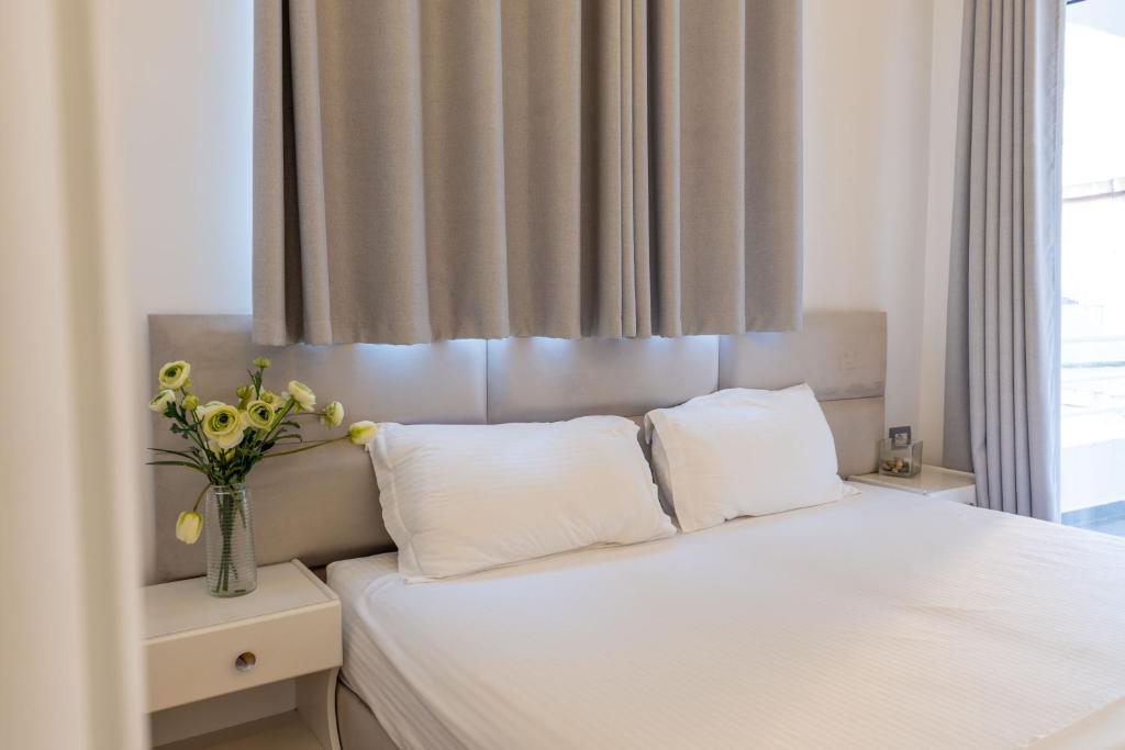 Postel nebo postele na pokoji v ubytování Hotel Myrtai - City Center