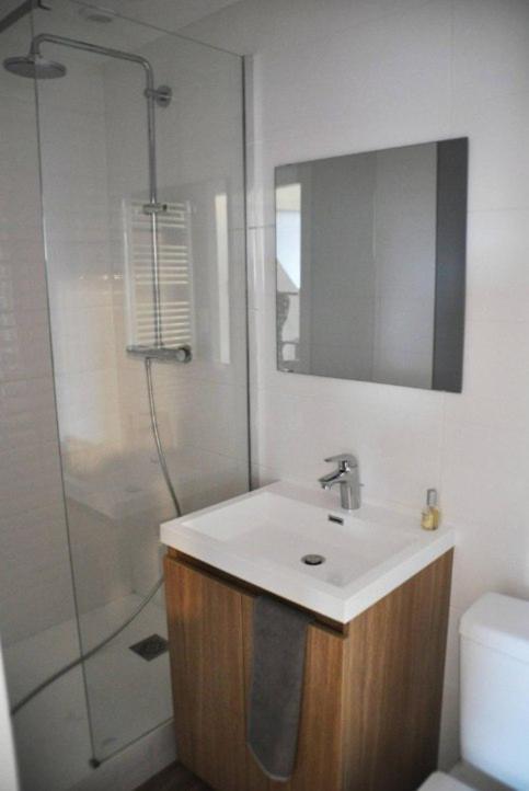 une salle de bain avec un lavabo et une douche avec un miroir dans l'établissement Studio T2 vacances, à Marseille