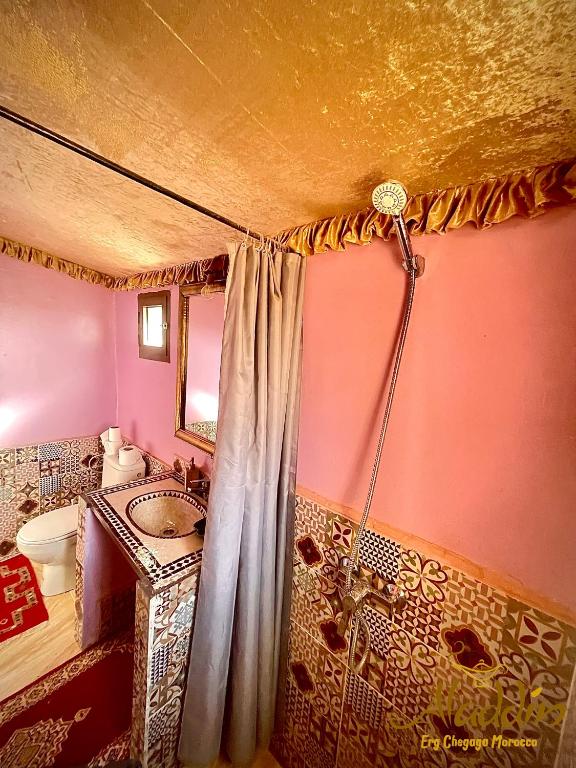Postel nebo postele na pokoji v ubytování Aladdin Desert Camp - Mhamid Erg Chigaga Escape