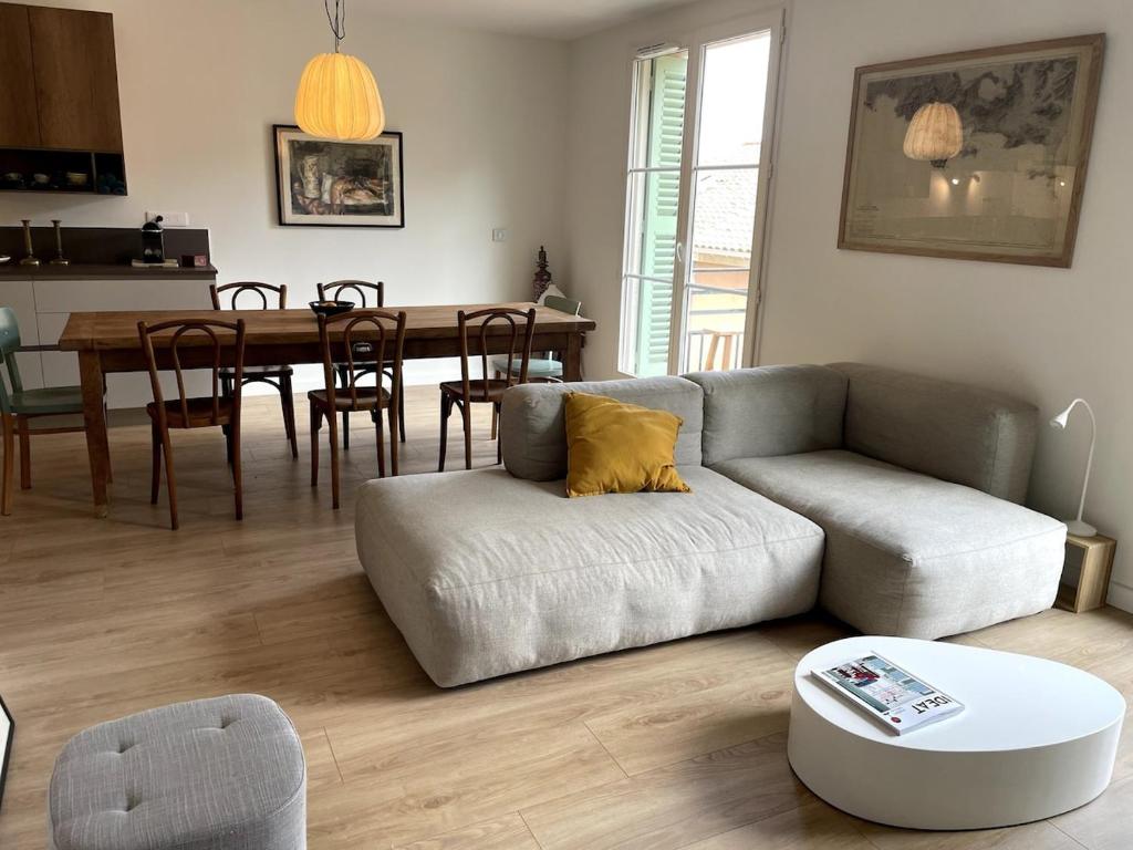 un salon avec un canapé et une table dans l'établissement Espace et confort à Porquerolles, à Hyères