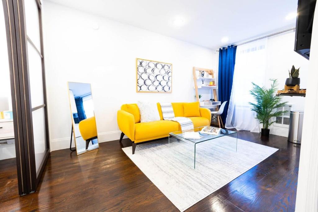 Χώρος καθιστικού στο 69-4C Brand New Holiday Haven Prime Lower East Side 1BR Apt