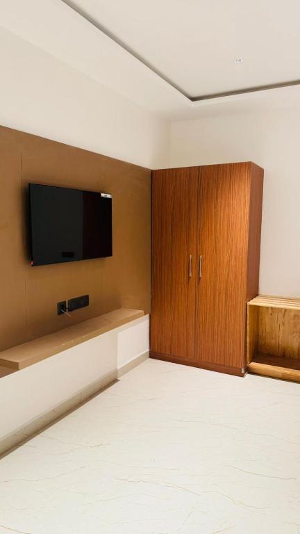TV a/nebo společenská místnost v ubytování Anantharaa Hotel