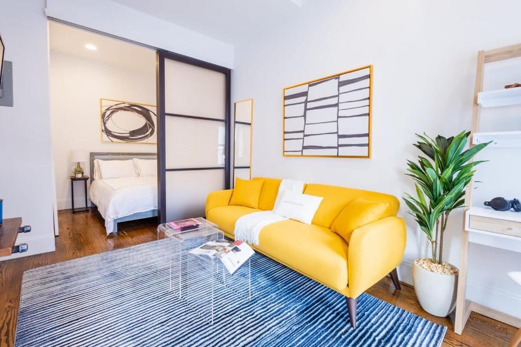 O zonă de relaxare la 69-5C Festive Comfort Brand New 1BR Lower East Side Christmas Ready