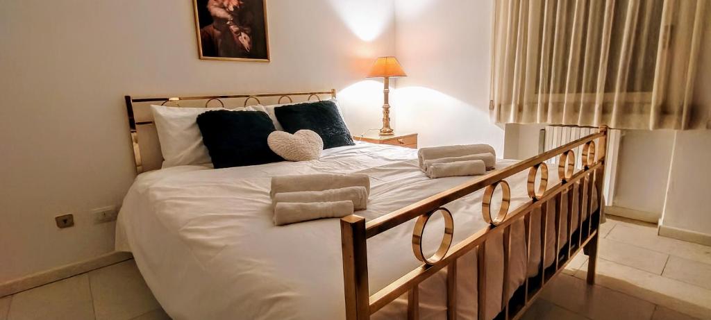 Una cama o camas en una habitación de Dimora Arte e Vino